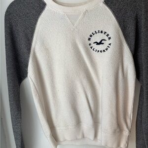 Hollister Women's Cream and Gray Crew Neck Sweater
